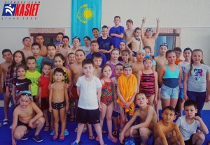 Мектепке дейінгі және мектеп жасындағы балалар арасындағы дәстүрлі жүзу жарысының фотоесебі